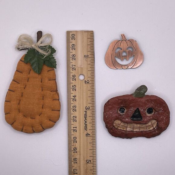 Halloween Fall Set of 3 Pins Brooches Pumpkin and Jack-o-lanterns - Picture 3 of 3